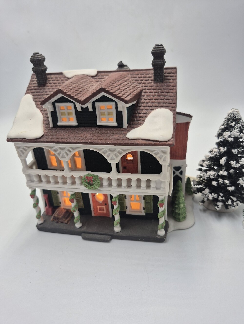 Dept 56 New England Village. Captains Cottage.